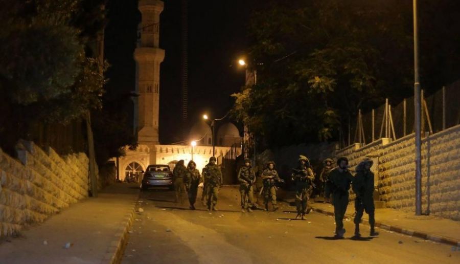 حملة اعتقالات تطال 17 مواطنا بالضفة